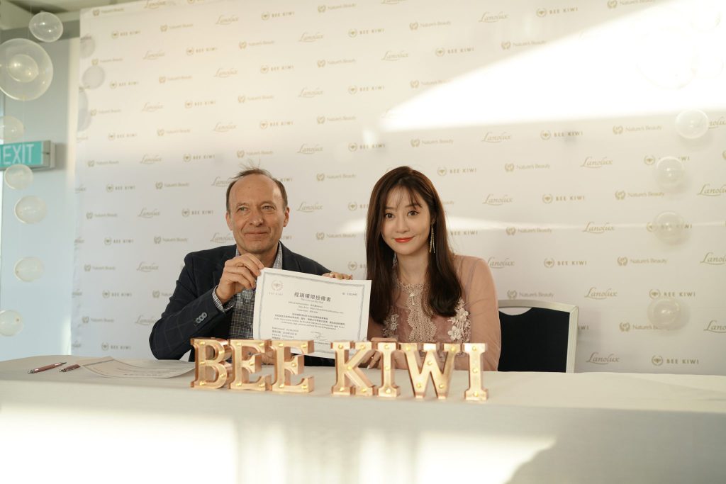 bee kiwi event with influencer