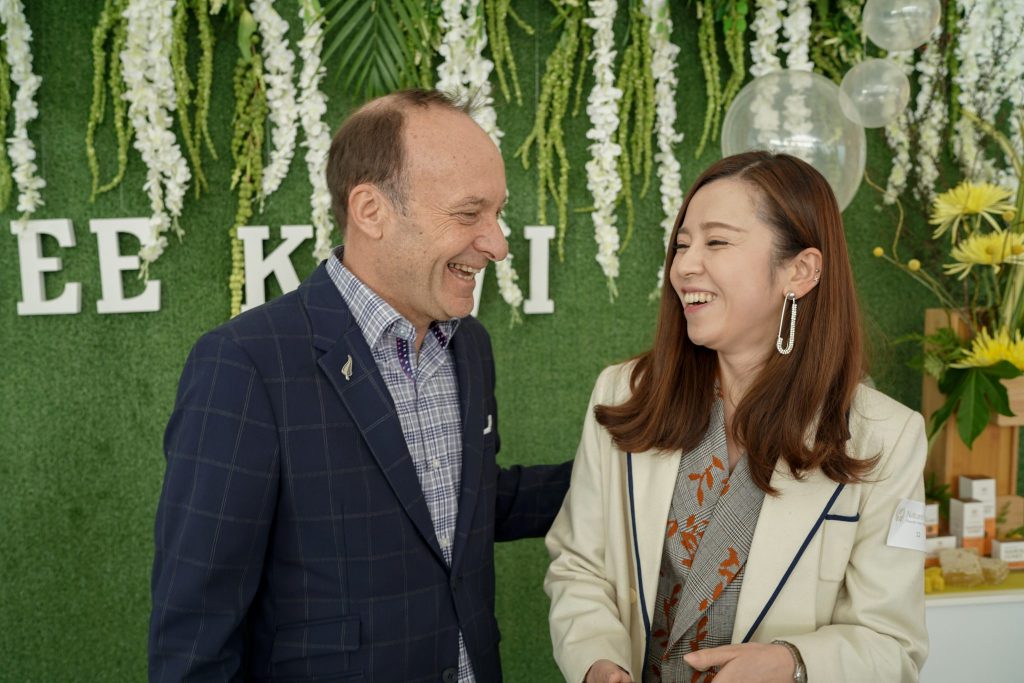 bee kiwi event ceo with influencer